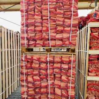 Premium Anfeuerholz aus Nadelholz im Netz 5 dm³ - 1 Palette ( 96 Netze)– Trockenes Anzündholz für Kamin, Grill, Ofen – Naturbelassenes Anmachholz